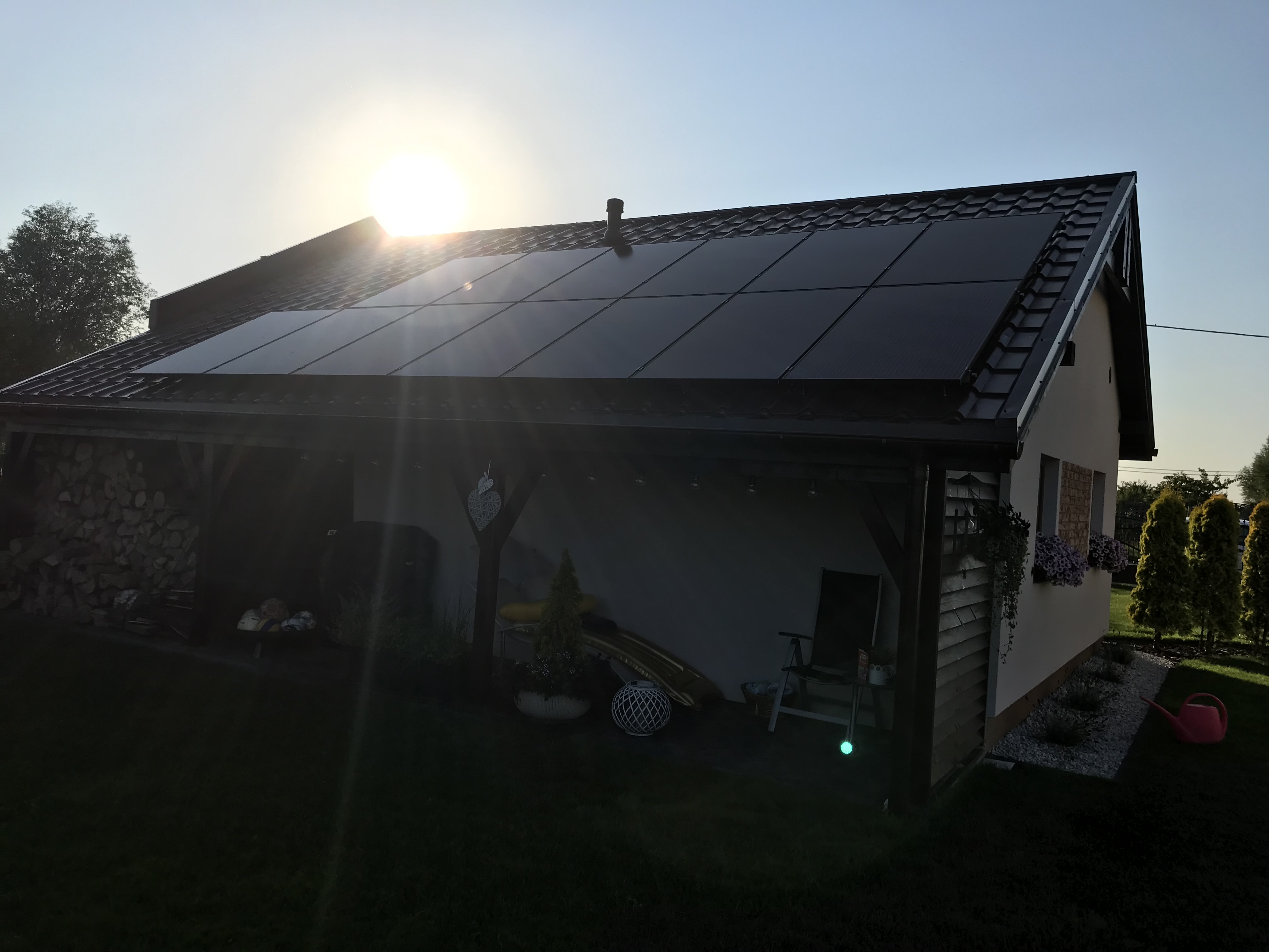 Instalacja PV o zachodzie słońca